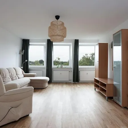 Stylish & Bright In Location Apartment *